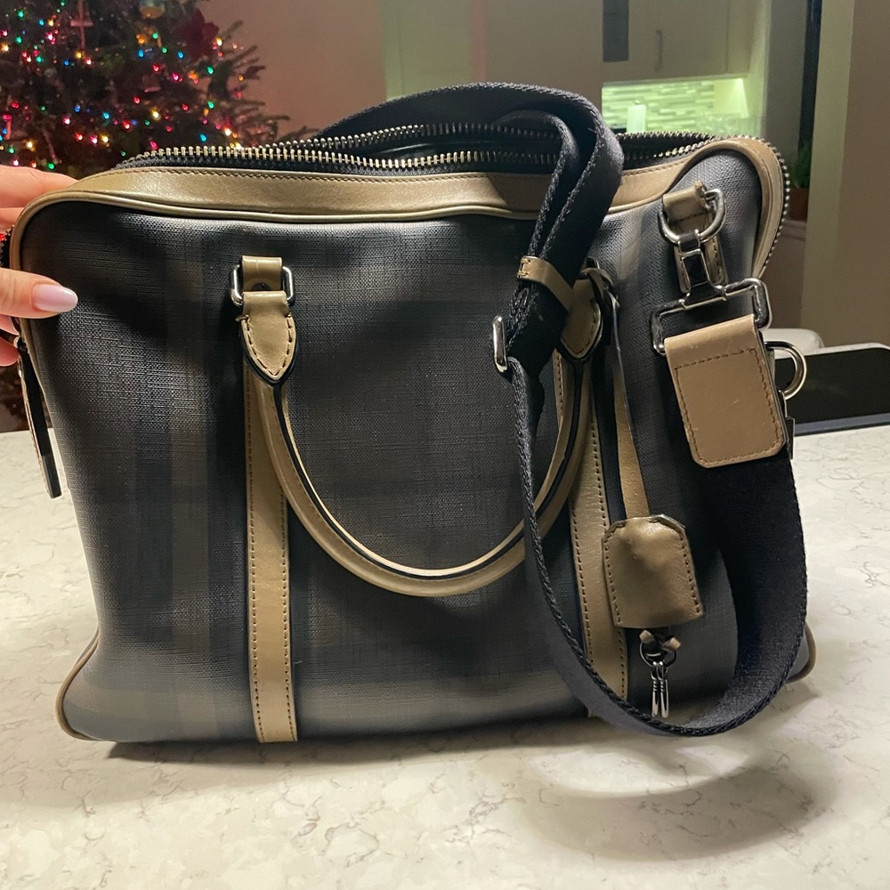 Unisex Burberry laptop crossbody bag. 2-toned Checked Briefcase w/ zip closure.